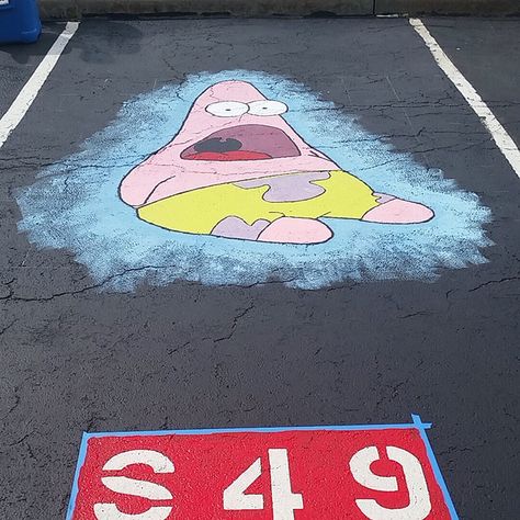 High School Seniors Paint Their Parking Spots And Their Art Goes Viral On Twitter Parking Lot Painting, Senior Year Things, Parking Spot Painting, Spot Painting, Funny Snapchat, Snapchat Ideas, Sidewalk Chalk Art, Sidewalk Art, Parking Spot