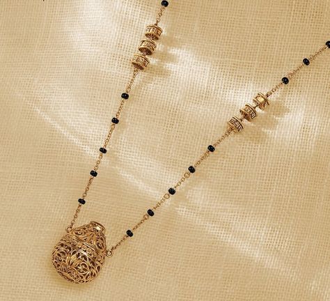 Antique Mangalsutra, Statement Jewelry Outfit, Diamond Jewellery Designs, Wedding Jewelry Sets Bridal Jewellery, Bridal Diamond Necklace, Black Beads Mangalsutra, Black Beads Mangalsutra Design, Diamond Pendants Designs, Vine Pattern