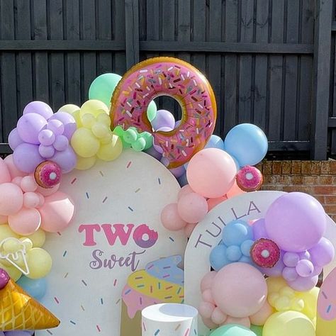 Ice Cream Theme Birthday Party Backdrop, Two Sweet Party 2nd Birthday Backdrop, Birthday Party For 2 Year Girl, Two Sweet Backdrop, Two Sweet Photoshoot Ideas, Two Sweet Party 2nd Birthday, Donut Themed Birthday Party, Birthday Garland, Children Party