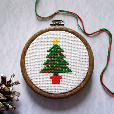 Cross Stitch Christmas Trees, Tiny Christmas Cross Stitch, Cross Stitch Ornaments Patterns, Free Counted Cross Stitch Patterns, Cross Stitch Christmas Patterns, Cross Stitch Christmas Tree, Christmas Cross Stitch Patterns, Christmas Tree Cross Stitch, Christmas Tree Cross