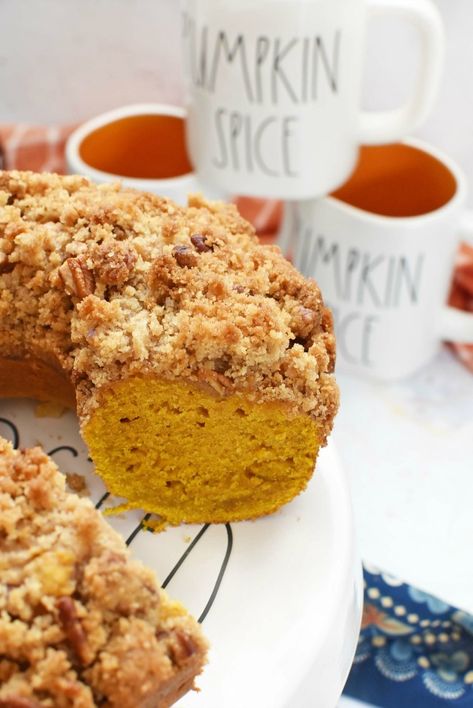 A fall dessert that celebrates the flavors of of the season. This pumpkin coffee cake features an easy streusel topping. Streusel Bundt Cake, Bundt Coffee Cake, Pumpkin Streusel, Pumpkin Bundt, Streusel Coffee Cake, Pumpkin Bundt Cake, Pumpkin Coffee Cakes, Cake Mug, Pumpkin Coffee