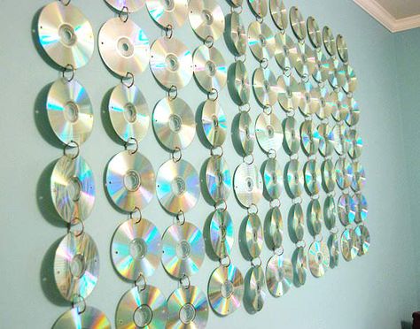 Comment recycler de vieux CD? Small Teen Room, Cd Wall, Teenage Girl Room, Diy Room Decor For Teens, Old Cds, Teen Girl Room Decor, Teen Girl Room