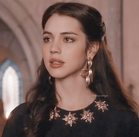 Mary Stuart Reign Aesthetic, Baratheon Face Claim, Astoria Greengrass Fan Cast, Adelaide Kane Aesthetic, Adelaide Kane Icons, Medieval Hairstyle, Adelaide Kane Reign, Mary Stuart Reign, Ottoman Aesthetic