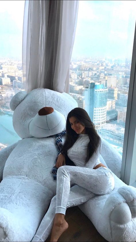 #Big #Teddy #bear and #girl #teddybear #bigbear Big Teddy Bear Photoshoot, Big Teddy Bear In Bedroom, Fall Celebrity Outfits, Teddy Bear Photoshoot, Massive Teddy Bear, Human Size Teddy Bear, Girl With Teddy Bear, Huge Teddy Bears, Large Teddy Bear