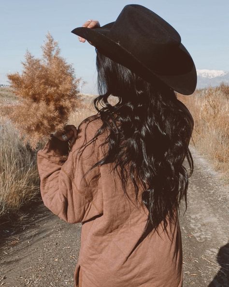 Country Girl Aesthetic, Senior Photoshoot Poses, Western Photoshoot, Black Hair Aesthetic, Cowgirl Style Outfits, Black Cowgirl, Cute Country Outfits, Girls With Black Hair