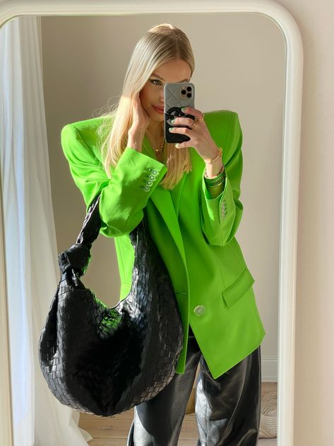 Bottega Veneta Maxi Jodie, Botegavenetta Bag Outfit, Bottega Green, Bv Jodie, Chanel Phone Case, Bottega Bag, Normcore Fashion, Bottega Veneta Jodie, Green Autumn