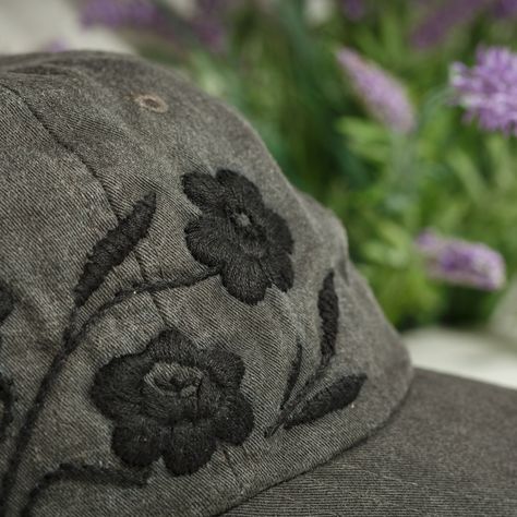 Hand Embroidered Pendant, Black Baseball Hat, Thread Crafts, Custom Embroidered Hats, Jeans Clothes, Pretty Hats, Hat Custom, Hat Embroidery, Embroidered Hat