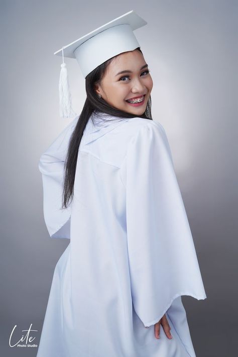 Graduation Poses, Graduation Picture, Graduation Picture Poses, Grad Photos, Graduation Pictures, Picture Poses, Photo Studio, Academic Dress, Celebrities