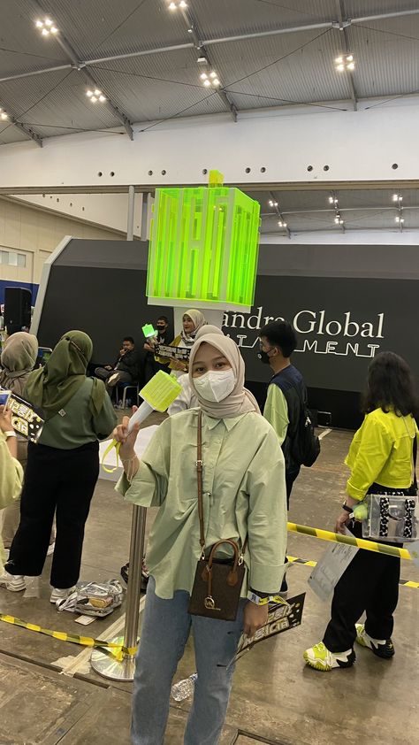 Nct Concert Outfit Hijab, Green Ootd Hijab, Ootd Nctzen, Concert Outfit Ideas Hijab, Nctzen Outfit, Green Outfit Hijab, Nct Concert Outfit, Outfit Konser, Pink In Concert