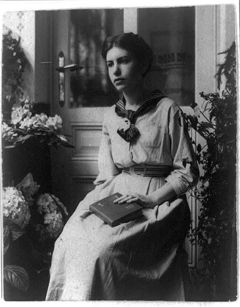 3 December 1895 – 9 October 1982: Anna Freud: “I was always looking outside myself for strength and confidence, but it comes from within. It is there all of the time.” Freud Psychology, Anna Freud, Picture Black And White, Lucian Freud, Literary Theory, Child Psychologist, House Family, Child Psychology, Childhood Development