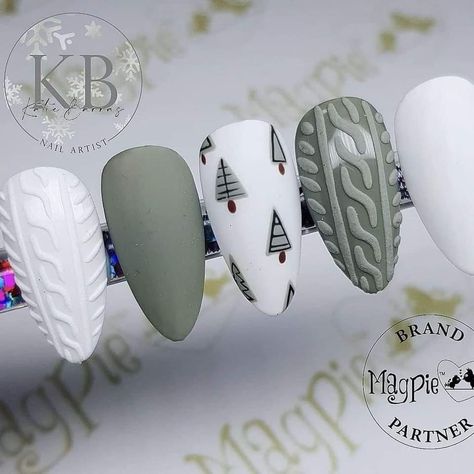 Pastel Christmas Nails, Queen Core, Pink Pastel Christmas, Christmas Sweater Nails, Gel Paint, Christmas Gel Nails, Sweater Nails, Plain Jane, Festival Nails