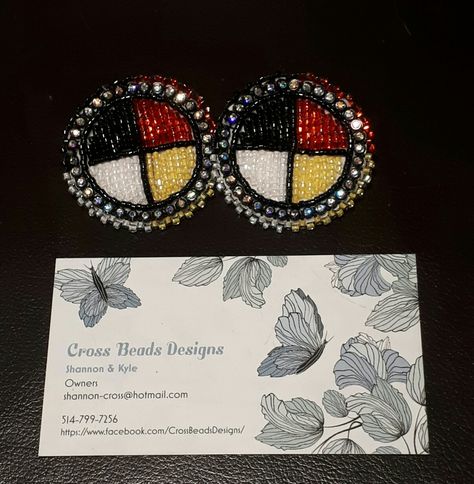 Medicine Wheel Earrings, Earring Embroidery, Seed Bead Jewelry Tutorials, Beadwork Ideas, Native Earrings, Cross Beads, Bead Creations, Beaded Things, Beadwork Designs