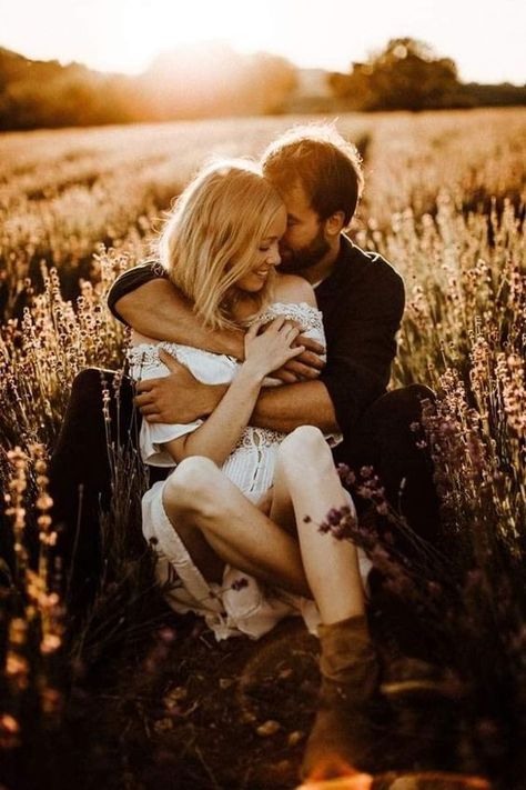 Creative and Romantic Couple Photo Ideas Shooting Couple, Engagement Pictures Poses, Pose Fotografi, Engagement Photos Fall, Engagement Photo Poses, Couple Photoshoot Poses, Wedding Boho, Wedding Engagement Photos, Engagement Photo Inspiration