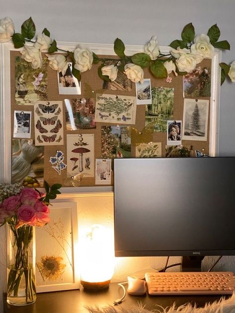 Cottagecore Cork Board, Flower Cork Board, Pink Cottagecore Room Aesthetic, Cottage Core Setup, Desk Ideas Cottagecore, Cottagecore Pink Room, Cottage Core Desk Ideas, College Dorm Room Ideas Cottagecore, Cottage Core Wall Collage