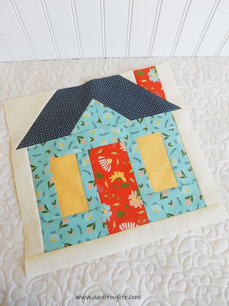 Winterville house quilt block Block Quilt Ideas, A Quilting Life, House Quilt Block, House Quilt Patterns, Farm Quilt, Mug Rug Patterns, Homemade Quilts, Block Quilt, Quilt Block Patterns Free