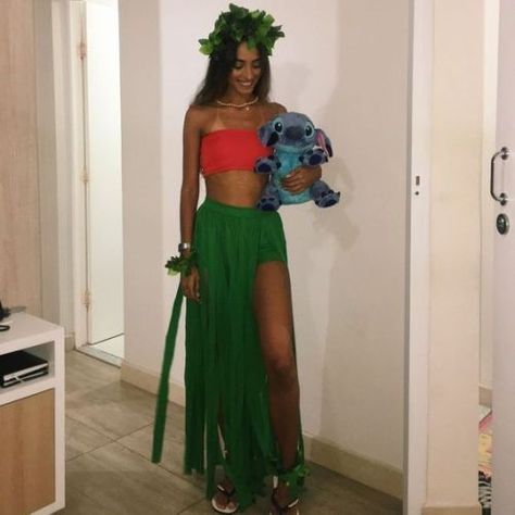 Hawaiian Party Outfit, Lilo Costume, Hawaiian Costume, Meme Costume, Luau Theme Party, Trendy Halloween Costumes, College Halloween, Halloween Costume Outfits, Halloween Inspo