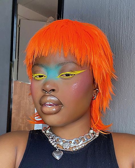 Cool Makeup Looks Creative, Makeup Looks Creative, Afro Futuristic, Futuristic Graphic, Futuristic Makeup, Cool Makeup, Funky Makeup, Vibrant Makeup, Bold Makeup Looks