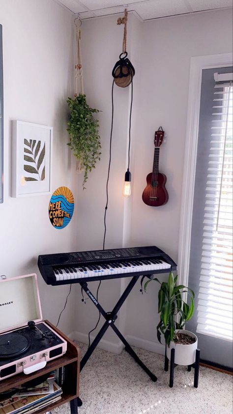 Keyboard Bedroom Ideas, Keyboard In Bedroom Aesthetic, Bedroom Keyboard, Bedroom With Piano Aesthetic, Keyboard Room Ideas, Musicians Bedroom Ideas, Filming Corner Ideas, Music Lover Room Ideas, Music Area In Bedroom