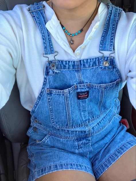 Overall Shorts With Sweater, Denim Shorts White Shirt Outfit, Denim Shortalls Outfit, Jumper Shorts Outfit Denim, Jumper Outfit Denim Short, Jean Short Overalls Outfit, Short Overall Outfits, Overall Shorts Outfit Aesthetic, Overall Shorts Outfit Summer