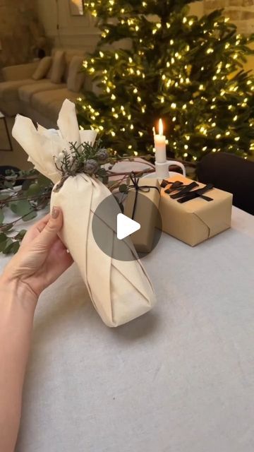 hogar ideas house tips on Instagram Pretty Gift Wrapping Ideas, Diy Natal, Dinner Party Decorations, Creative Gift Wraps, Gift Wrapping Techniques, Wrapping Presents, Gift Wrapping Inspiration, Bows Diy Ribbon, Gifts Wrapping Diy