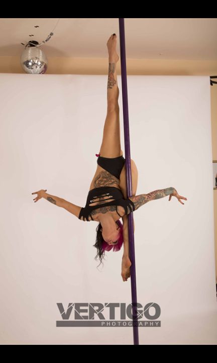 Uupside down sword? Pole Fitness Inspiration, Pole Fitness Moves, Pole Moves, Aerial Fitness, Pole Tricks, Aerial Acrobatics, Fire Dancer, Pole Art, Pole Dancing Fitness