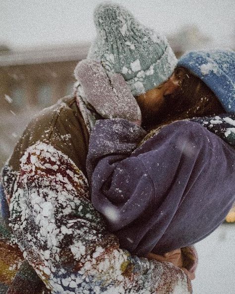 Winter Couple Pictures, Couple Photography Winter, Winter Engagement Pictures, Winter Couple, Winter Photoshoot, Photoshoot Idea, Winter Engagement Photos, Winter Photo, Winter Photos