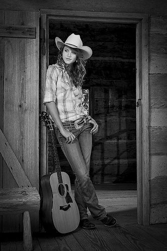 Cute Western Photo Shoots, Cowgirl Photography, Cowgirl Photoshoot, Foto Cowgirl, Cowgirl Photo, Musician Photography, Western Photo, Western Photography, Wilde Westen