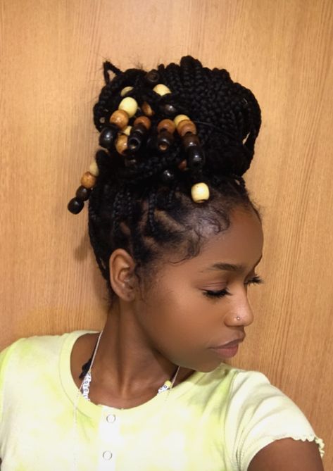 Beaded Knotless Braids. Natural Hairstyles. Summer Hairstyles. Black Women. Black Girls Hairstyles. Egdes. Beads. Box Braids. Beaded Knotless Braids, Natural Hairstyles Summer, Beaded Hairstyles, Balayage Brunette To Blonde, Beaded Braids, Braids Natural, Culture Aesthetic, Unique Hair Clip, Afro Braids