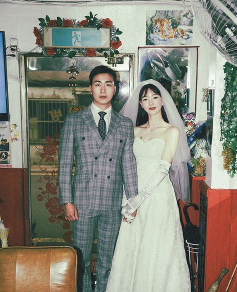 Funny Pre Wedding Photoshoot, Retro Asian Fashion, Korean Engagement Photos, Poses Birthday, Pre Wedding Photoshoot Ideas, Hongkong Style, Chinese Wedding Photos, Fashion Magazine Photos, Wedding Photoshoot Ideas