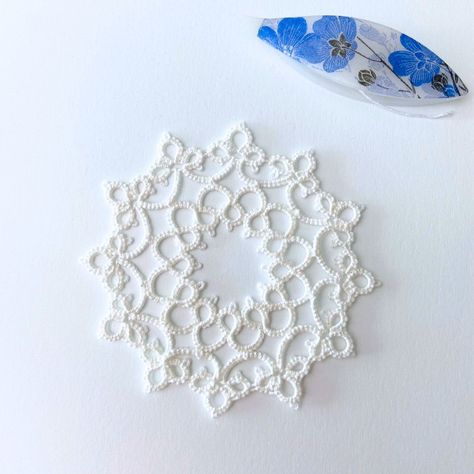 Free Snowman Tatting Pattern and Tutorial - NeedlesnBeadsnSweetasCanbe Needle Tatting Patterns Free, Basic Rings, Making Christmas Decorations, Tatting Patterns Free, Needle Tatting Patterns, Shuttle Tatting, Shuttle Tatting Patterns, Elegant Snowflake, Needle Tatting