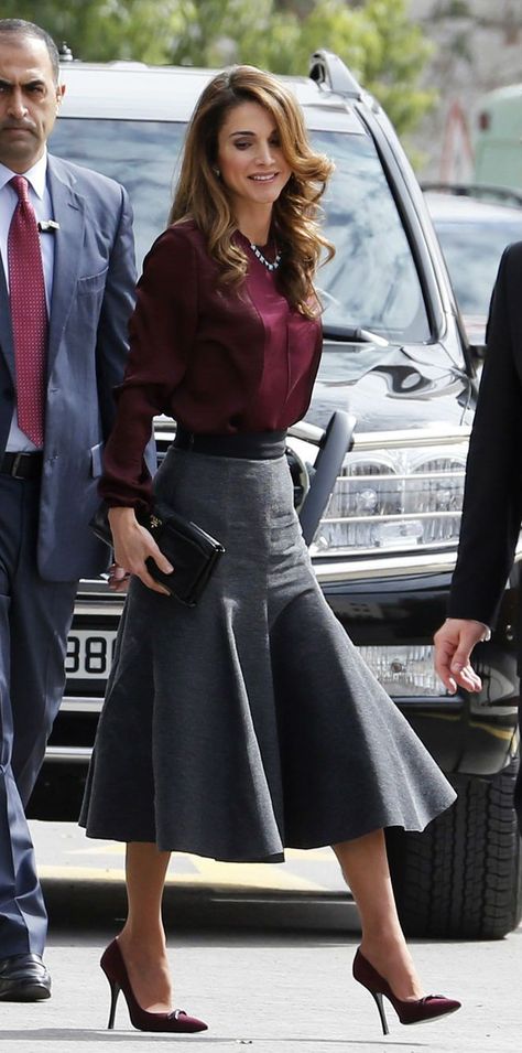 Ducesa Kate, Look Office, Burgundy Outfit, Burgundy Blouse, Estilo Real, Grey Skirt, Queen Rania, Jeanne Damas, Letizia Of Spain