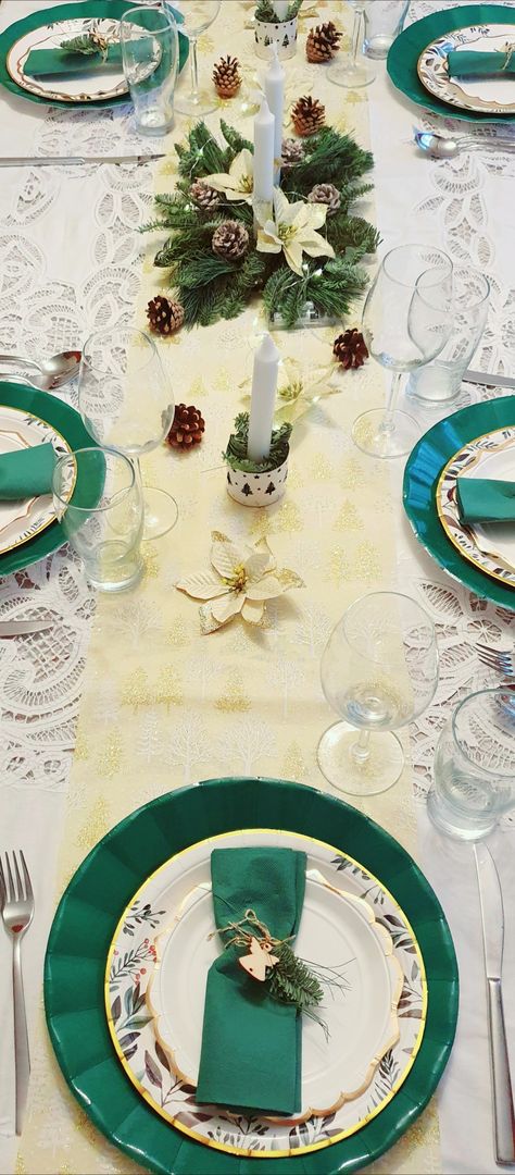 Propuesta de mesa navideña con vajilla desechable en verde y dorado Cafe, Table Decorations, Green, Home Decor, Home Décor