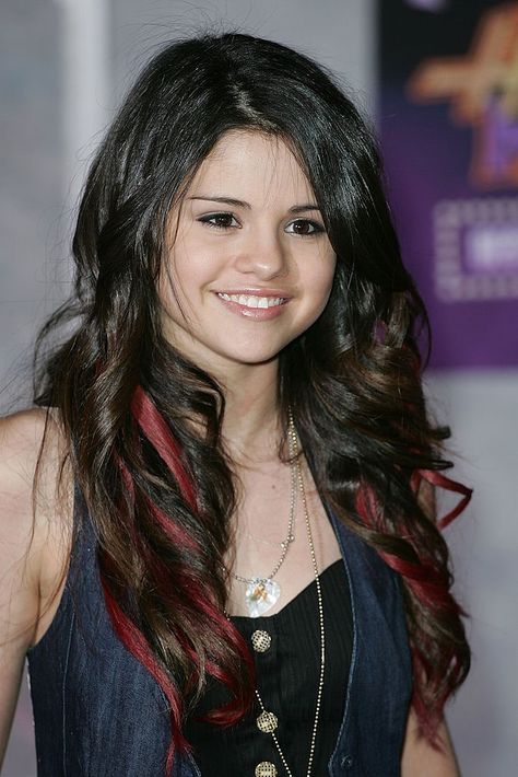 2008 Selena Gomez Blonde, Black Hair Caramel Highlights, Chunky Blonde Highlights, Selena Gomez Hair, Hair Evolution, Selena Gomez Pictures, Black Hair With Highlights, Caramel Hair, Red Highlights