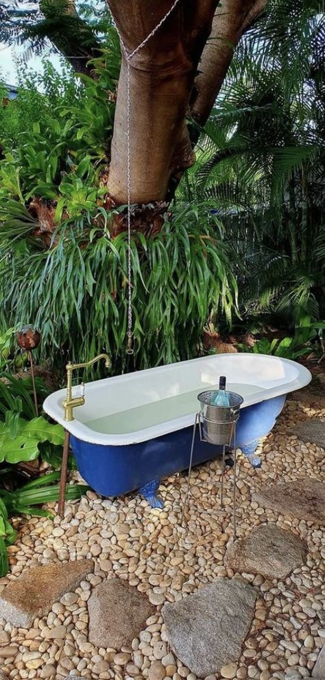 Outdoor Tub Ideas, Outdoor Bathtubs, Outdoor Clawfoot Tub, Outside Bathtub, Garden Bathtub, Old Bathtub, Cast Iron Bath, Outdoor Bathtub, Outdoor Bathroom Design