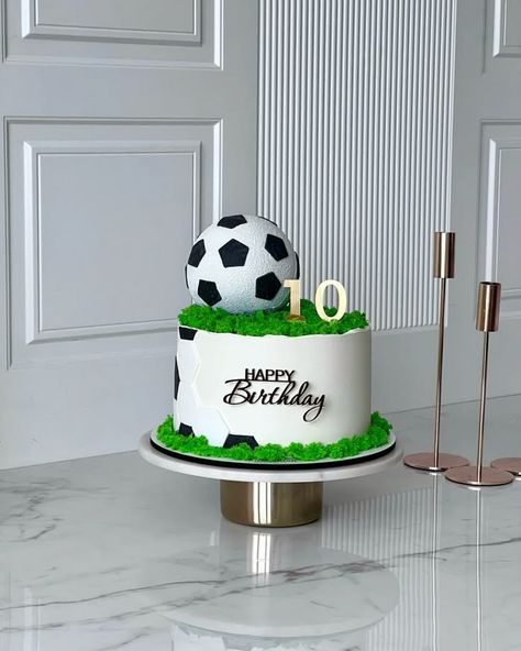 Dexter Cake, Football Cakes For Boys, Madrid Cake, Easy Kids Birthday Cakes, Real Madrid Cake, Bmw Iphone Wallpaper, Cake Football, Soccer Birthday Cakes, Hot Wheels Cake