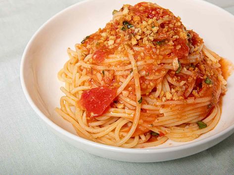 Fresh tomato, basil, olive oil, garlic, red pepper flakes, and breadcrumbs are all you need to whip up this rapid, wonderfully fresh Sicilian pasta sauce. Sicilian Spaghetti Sauce Recipe, Sicilian Spaghetti, Spaghetti Alla Carrettiera, Sicilian Style, Garlic Sauce Recipe, Spaghetti Sauce Recipe, Italian Recipes Easy, Sicilian Recipes, Easy Italian