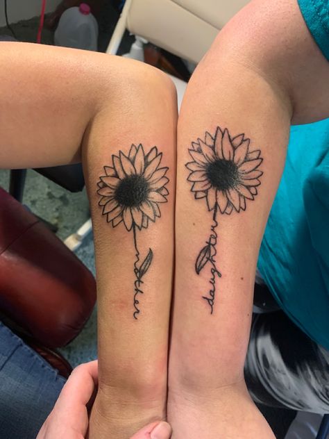 Mother Daughter Tattoos Sunflower, Mother Daughter Sunflower Tattoo, Mama Tattoo, Daughter Tattoos, Sunflower Tattoos, Mother Daughter Tattoos, Discreet Tattoos, Mom And Daughter, Sunflower Tattoo