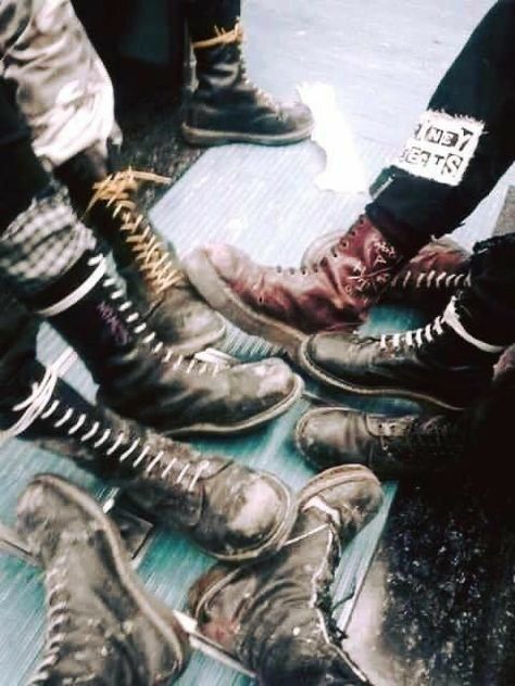 British Punk Aesthetic, Skinhead Aesthetic, Punk Guys, Skinhead Boots, Gutter Punk, Skinhead Fashion, Punk Glam, 80s Punk, Lesbian Fashion