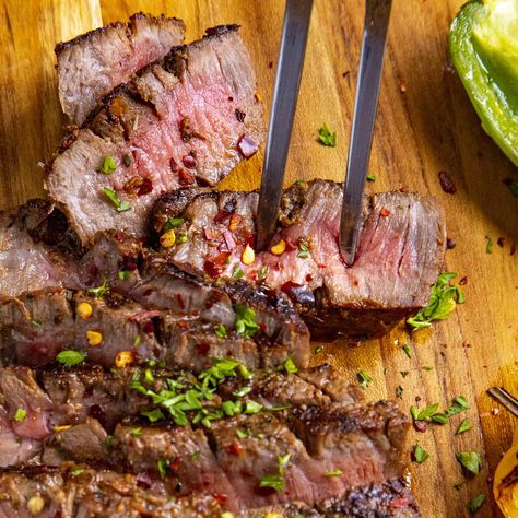 London Broil Grill Time, Recipes On Grill, Best London Broil Recipe, Broil Recipes, Charcoal Grill Recipes, London Broil Marinade, London Broil Recipe, Grilled London Broil, London Broil Recipes