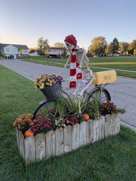 Bicycle Yard Decor Ideas, Bike Planter Ideas Yard Art, Halloween Bike Decorations, Witch Bicycle Decoration, Bike Yard Decor, Mailbox Planter, Bike Planter, Bike In Garden Old Bicycle, Outdoor Biking