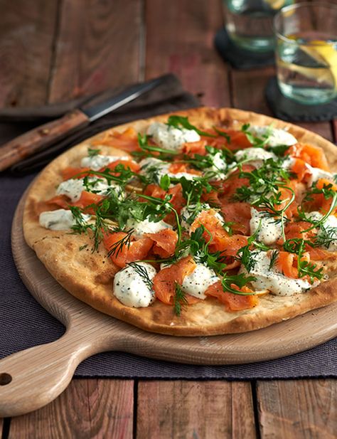 Smoked salmon and crème fraîche pizza - ready to eat in half an hour Sausage Pizza Recipe, Smoked Salmon Pizza, Seafood Pizza Recipes, Smoked Salmon Spread, Salmon Spread, Salmon Pizza, Seafood Pizza, Smoked Salmon Recipes, Pizza Base