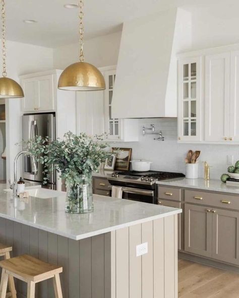 33 Two-Toned Kitchen Cabinets Ideas to Transform Your Kitchen with The Trend Oakstone Homes, Two Toned Kitchen Cabinets, Two Tone Kitchen, Kitchen Cabinet Colors, Kitchen Inspiration Design, Stylish Kitchen, Kitchen Cabinetry, Updated Kitchen, Kitchen Colors