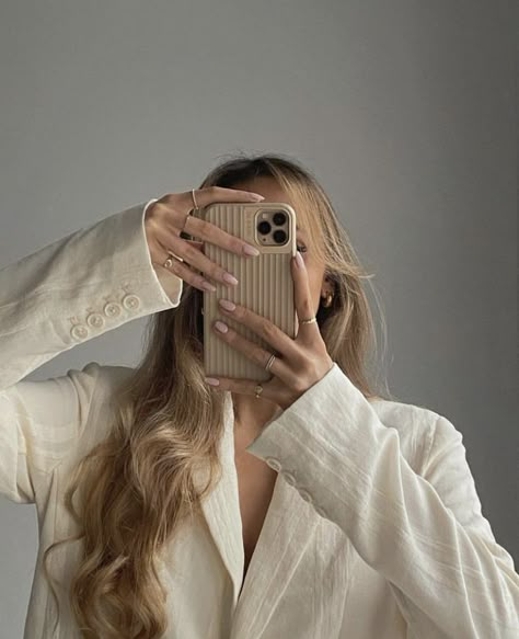 Aesthetic Beige Photos, Beige Pantone, Mom Aesthetic Outfit, Faceless Aesthetic, Best Instagram Feeds, Faceless Content, Luxury Lifestyle Women, Aesthetic Content, Vanilla Girl