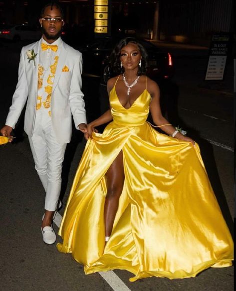 Yellow Prom Ideas, Couple Prom Outfits, Neon Prom Dresses, Yellow Prom, Prom Evening Dresses, Prom Couples, Prom Dresses Yellow, Prom Girl Dresses, Satin Evening Dresses