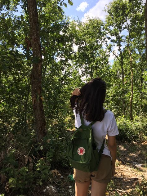 Kanken Mini Outfit, Green Kanken Backpack, Kanken Backpack Outfit, Green Kanken, Kanken Backpack Aesthetic, Kanken Aesthetic, Backpack Fjallraven, Granola Girl Aesthetic, Kanken Mini