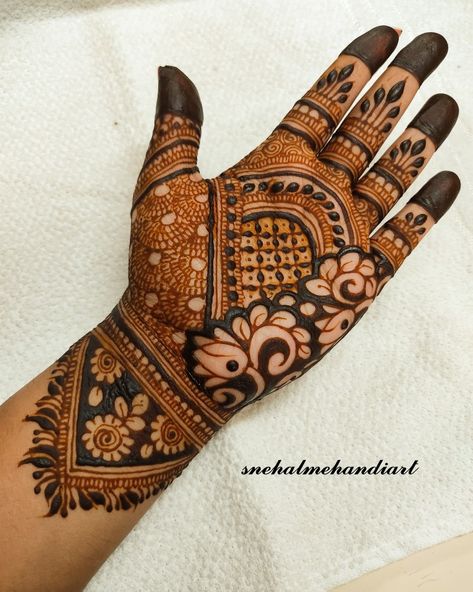 Indian Palm Mehndi Design, Simpal Mehandi Designs For Hands Palm, Plam Mehandi Designs Simple, Mahendi Pics, Saider Mhendi, Sider Mehndi, Girly Henna, Karva Chauth Mehndi Designs, Indian Mehendi