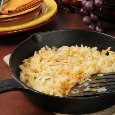 Discover how you can replicate your favorite IHOP side dish with this simple and quick IHOP hash brown recipe. The perfect match to your bacon and eggs. Fast Snacks, Baked Hashbrowns, Homemade Hashbrowns, Breakfast Sides Dishes, Winter Foods, Breakfast Sides, Brown Recipe, Shredded Potatoes, Hashbrown Recipes