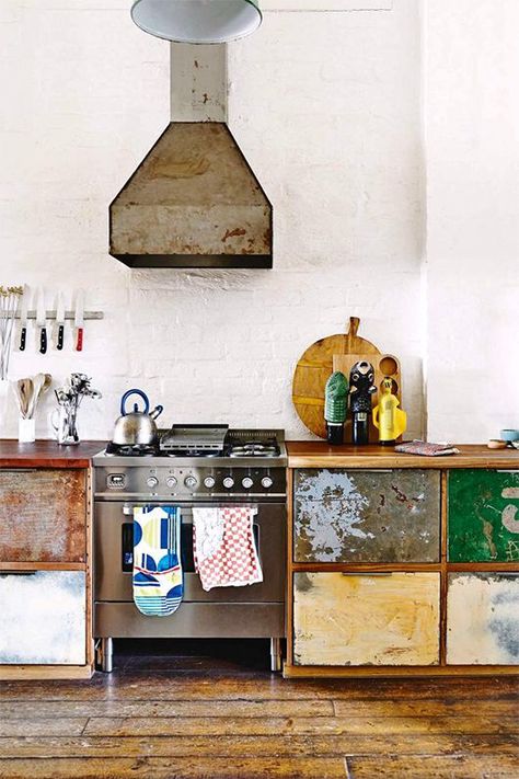 Less traditional kitchens Dapur Rustic, Distressed Kitchen Cabinets, Model Dapur, Distressed Kitchen, Industrial Kitchen Design, Dekorasi Kamar Tidur, Boho Kitchen, Industrial Kitchen, Artist House