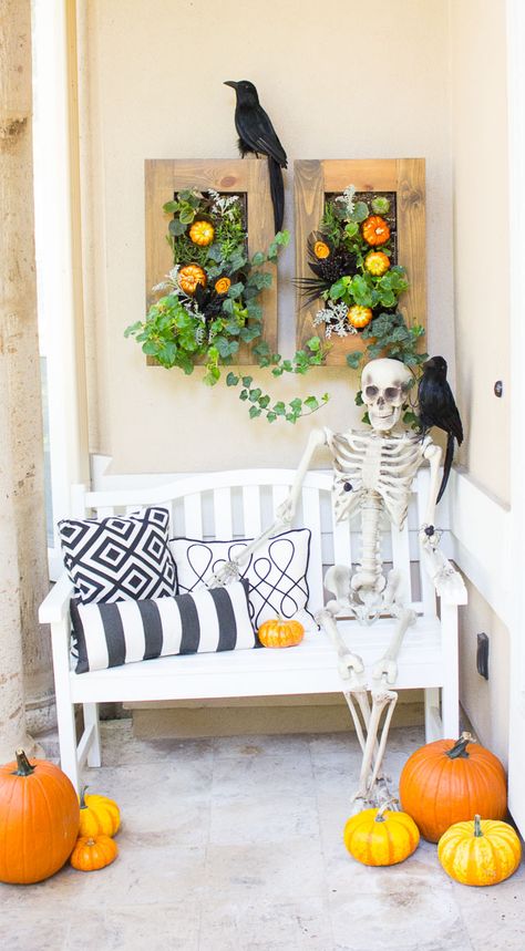 5 Steps to a Spooky Halloween Front Porch! Diy Halloween Entrance, Diy Halloween Porch, Porche Halloween, Cheap Halloween Diy, Front Porch Bench, Diy Halloween Dekoration, Halloween Front Door Decorations, Halloween Diy Outdoor, Porch Bench