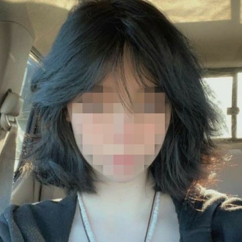 Butterfly Layers Hair Short With Bangs, Hairstyles Braids And Curls, Super Layered Short Hair, Short Hair Lots Of Layers, Fox Cut Hair, Short Hair Wolfcut, Braids And Curls, Poofy Hair, Hair Dyed